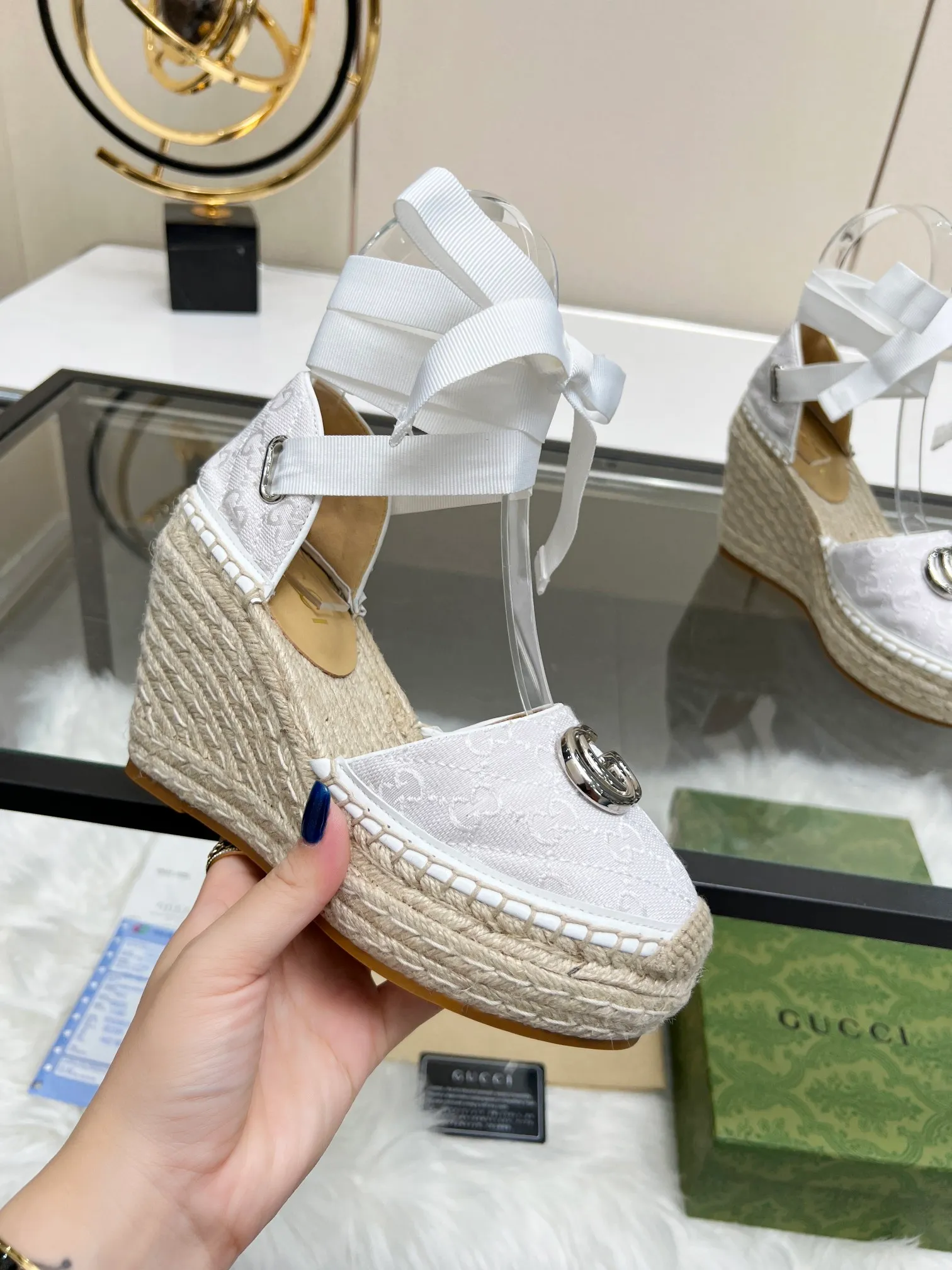 👟👟Ex-factory price 440👟👟 GUCCI wedge fisherman sandals, thick-soled straw, high-end quality, fabric: double G fabric, electric embroidery, lining: mixed sheepskin lining, yardage: 35～42, color: pure white. Dear new and old customers, the picture has been updated, please transfer the image to change. The upgraded version of the wedge heel currently has more than 40 colors. Transfer the image to sell.